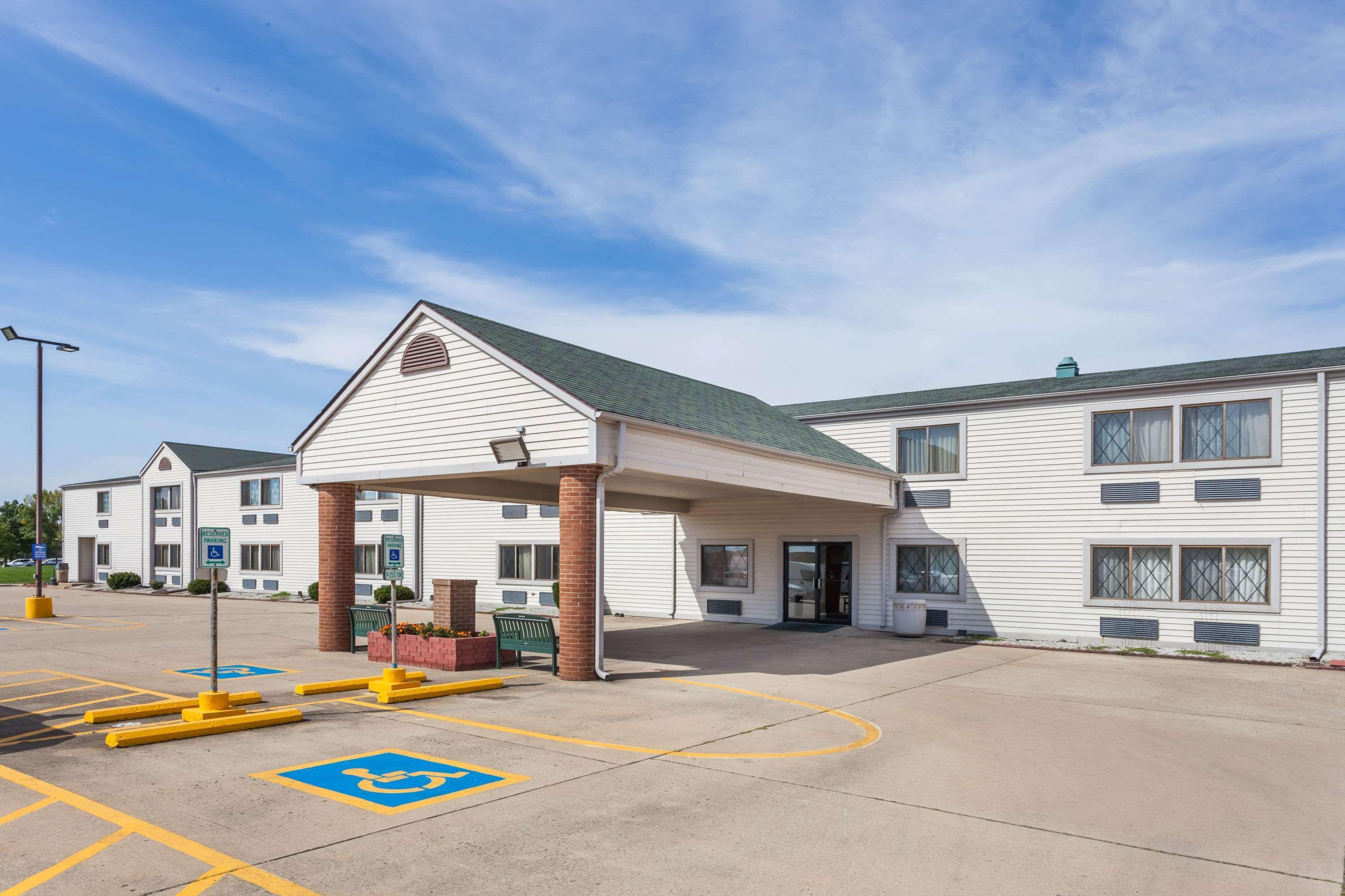 Baymont By Wyndham Decatur Exterior foto